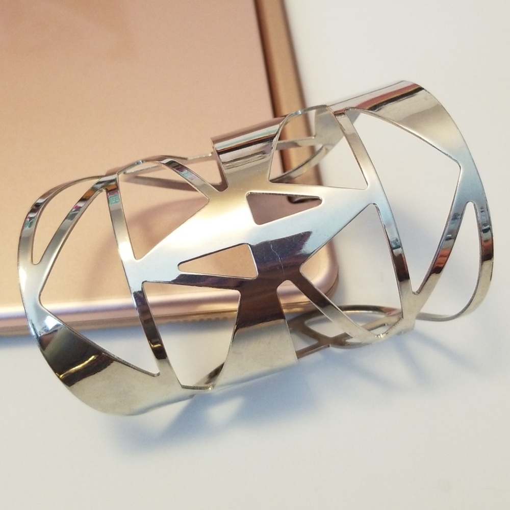 🎈Sale🎈 Silver or Gold Laser Cut Cuff Bracelet - Picture 4 of 4